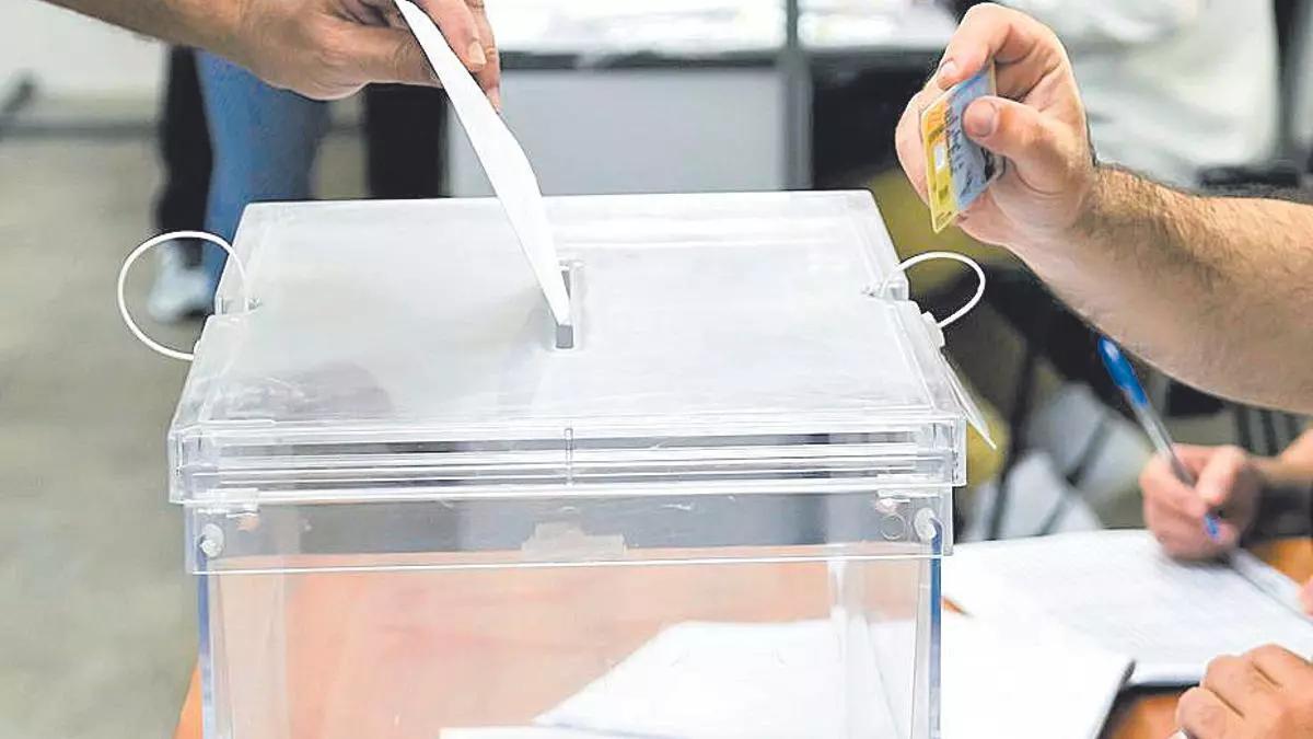 Una persona deposita su voto en la urna