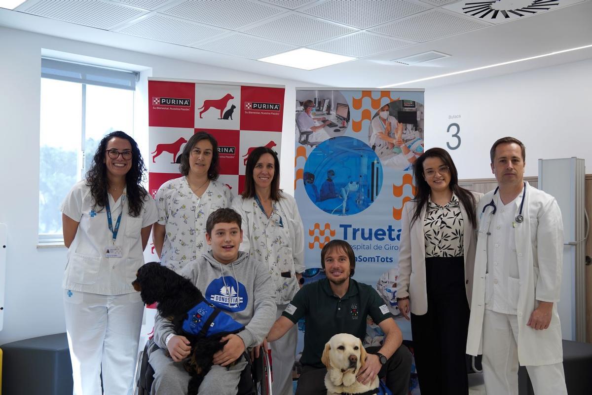 Professionals del Trueta i del CATAC amb un pacient i els gossos que fan teràpia.
