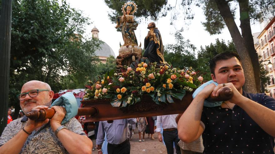 La Virgen de los Lirios reúne a los alcoyanos en un recorrido urbano
