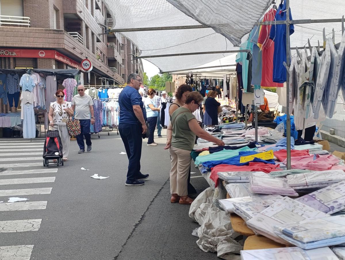 Vestidos y sandalias reinan en el mercado de la Pola