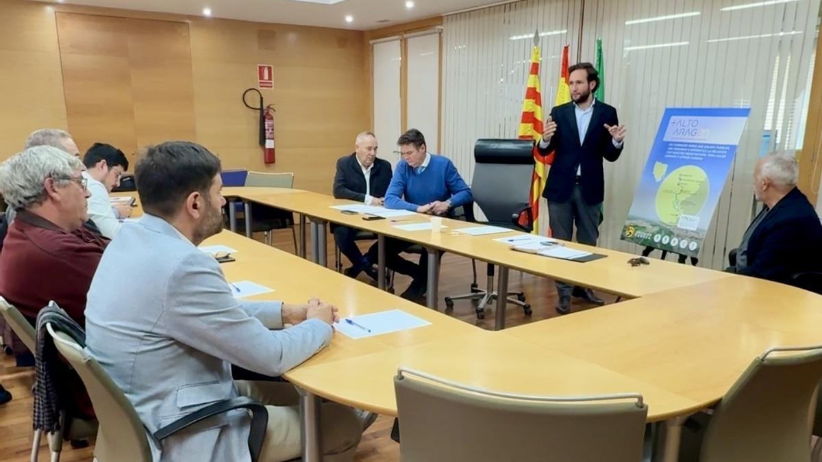 El presidente de la DPH, Isaac Claver, durante su visita a Fraga.