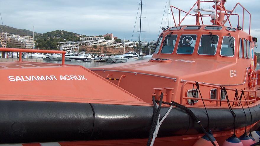 Rescatan a un hombre que había caído al mar desde un barco en Ibiza