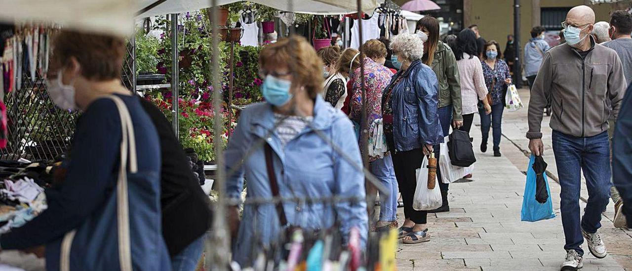 Ambiente comercial de los lunes en la plaza de abastos Hermanos Orbón de Avilés.