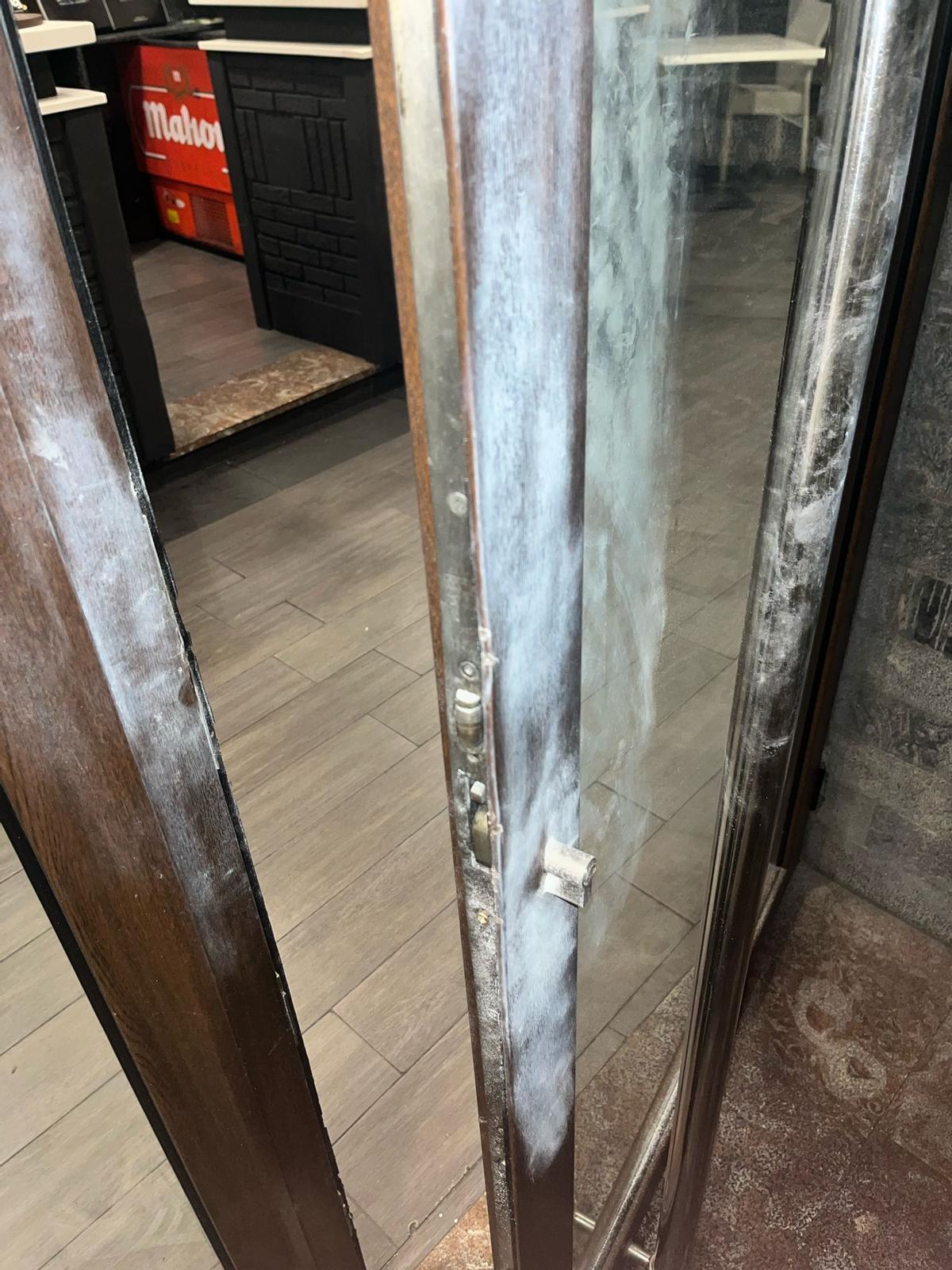 La cerradura del establecimiento forzada después del asalto.