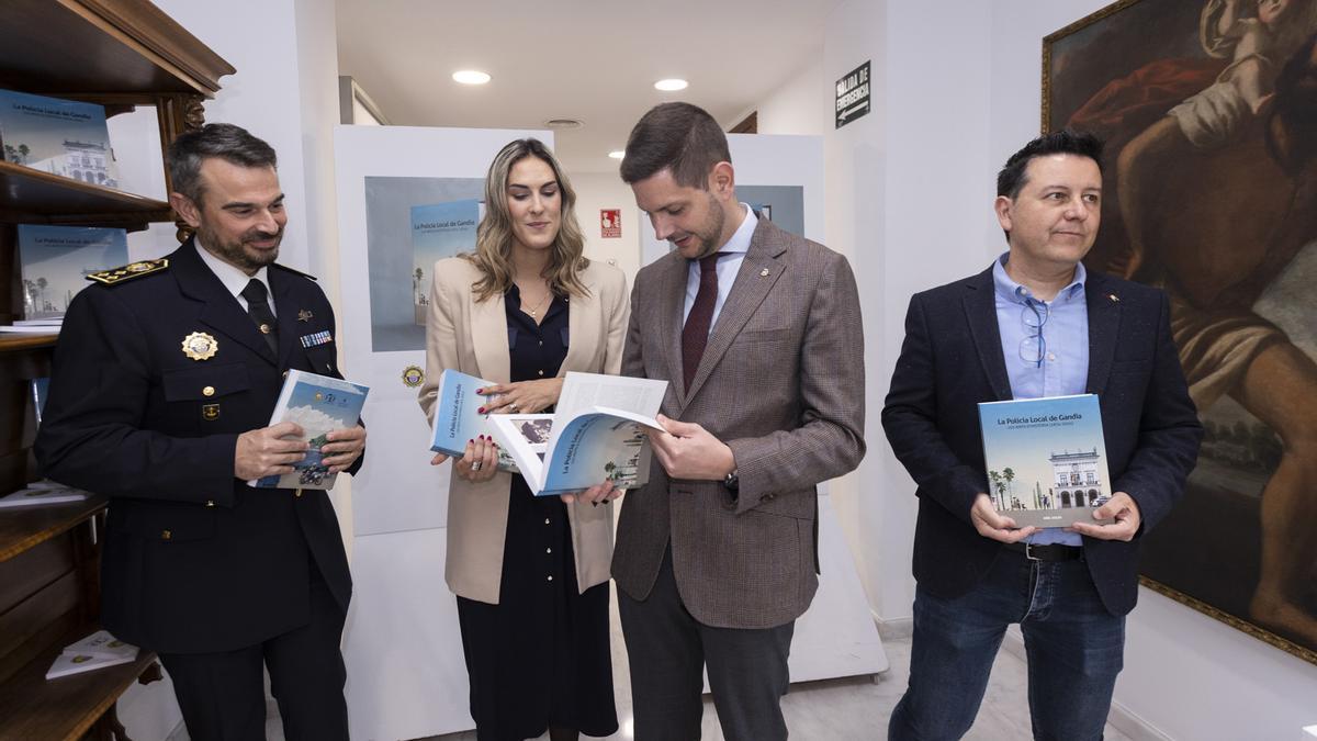 El alcalde Prieto, con un ejemplar del libro en sus manos junto a Espasa, Morant y el autor, Abel Soler.11