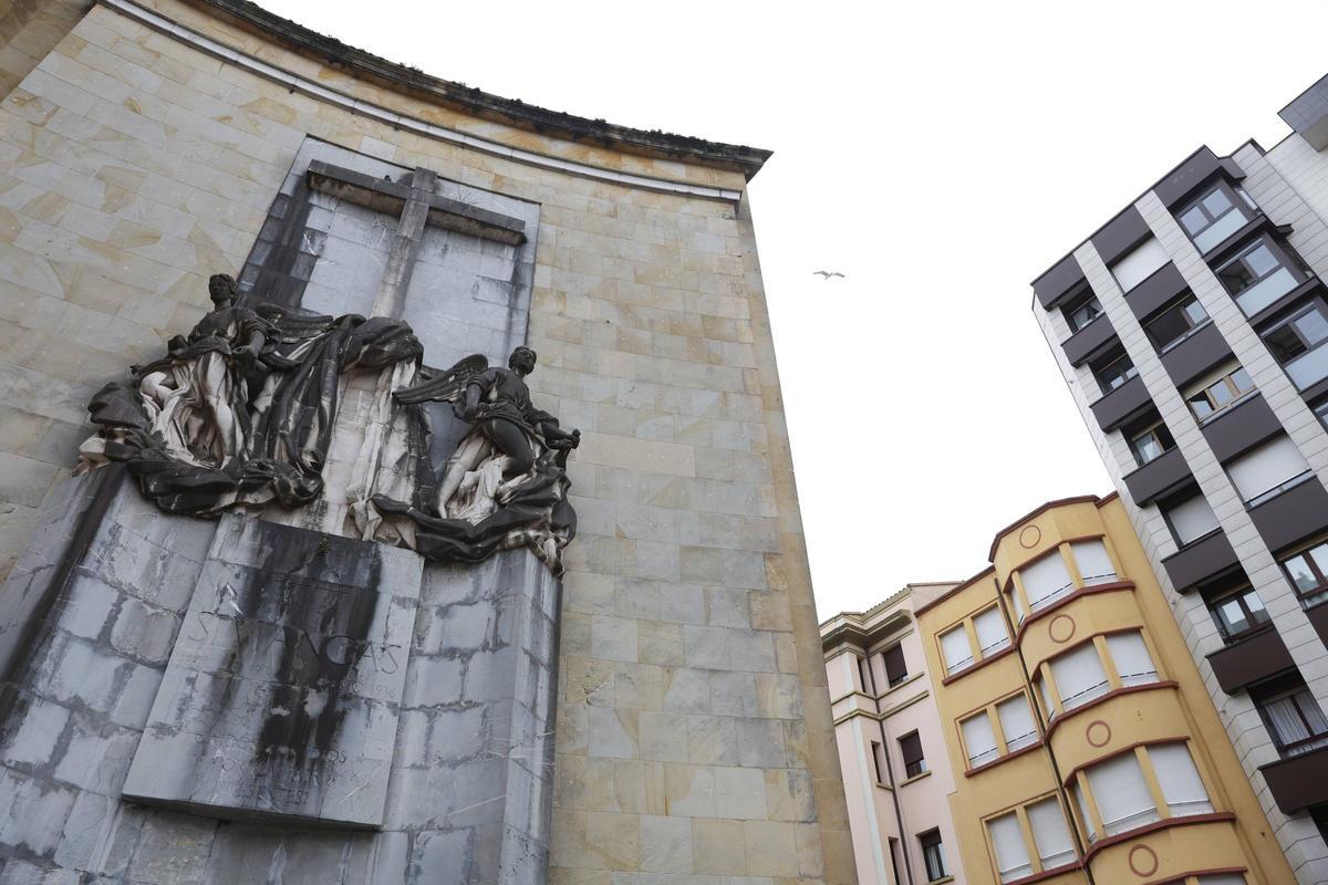 Una vista del monumento a los Héroes del Simancas.