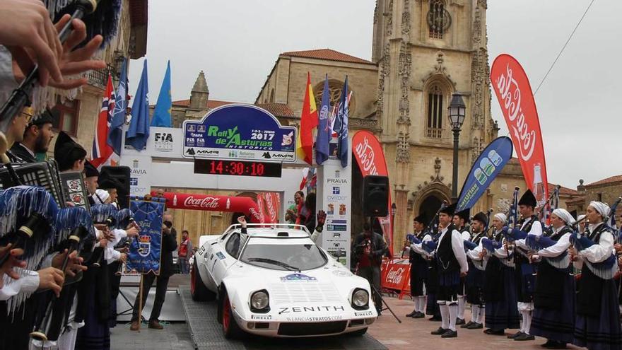 El francés Comas, con un Lancia, toma la salida ante la Catedral.