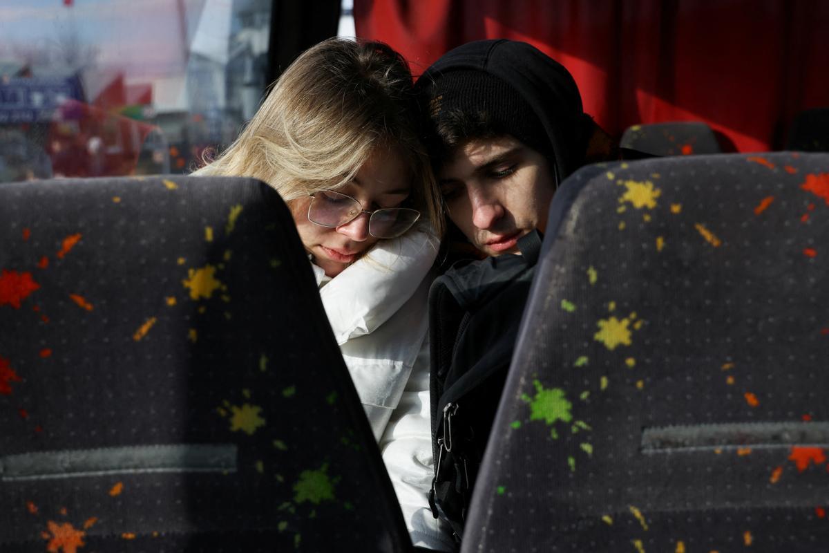Una pareja en un autobús, a su llegada a la frontera entre Ucrania y Polonia, en Medyka.