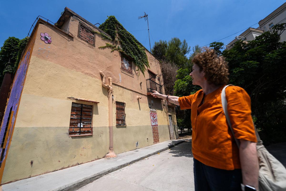 Barcelona. Teresa Núñez de Arenas, miembro de la Associació de Veïns i Veïnes del Poblenou, posa junto a la Casa Assumpta, conocida popularmente como la 'caseta taronja', durante un reportaje sobre el futuro del edificio y su valor patrimonial para el barrio. 30 de junio de 2026. Sociedad. AUTOR: ZOWY VOETEN