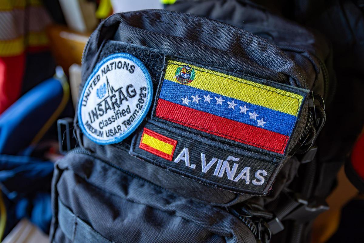 Detalle de la mochila de Almudena Viñas, oficial del Cuerpo de Bomberos de la Comunidad de Madrid y 'team leader' de ERICAM en Venezuela.