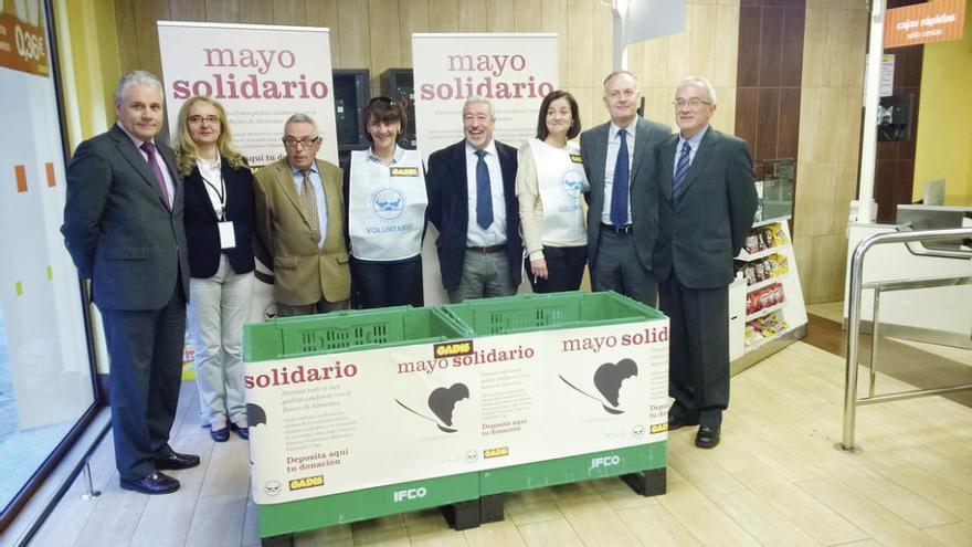 Representantes de Gadis, del Banco de Alimentos Rías Altas y de la Federación de Bancos de Alimentos de Galicia, tras la firma del acuerdo con la cadena gallega de distribución. // FdV