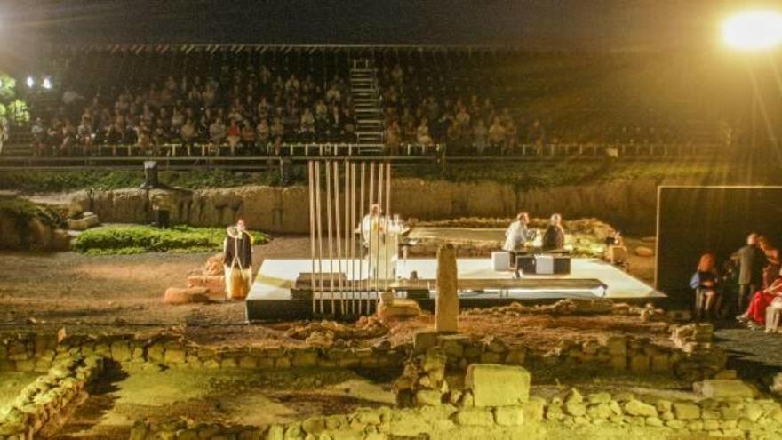 Representación de la obra de teatro clásico Las tesmoforias de Aristófanes durante la primera noche de la séptima edición del festival de La Alcudia, que finaliza el día 26.