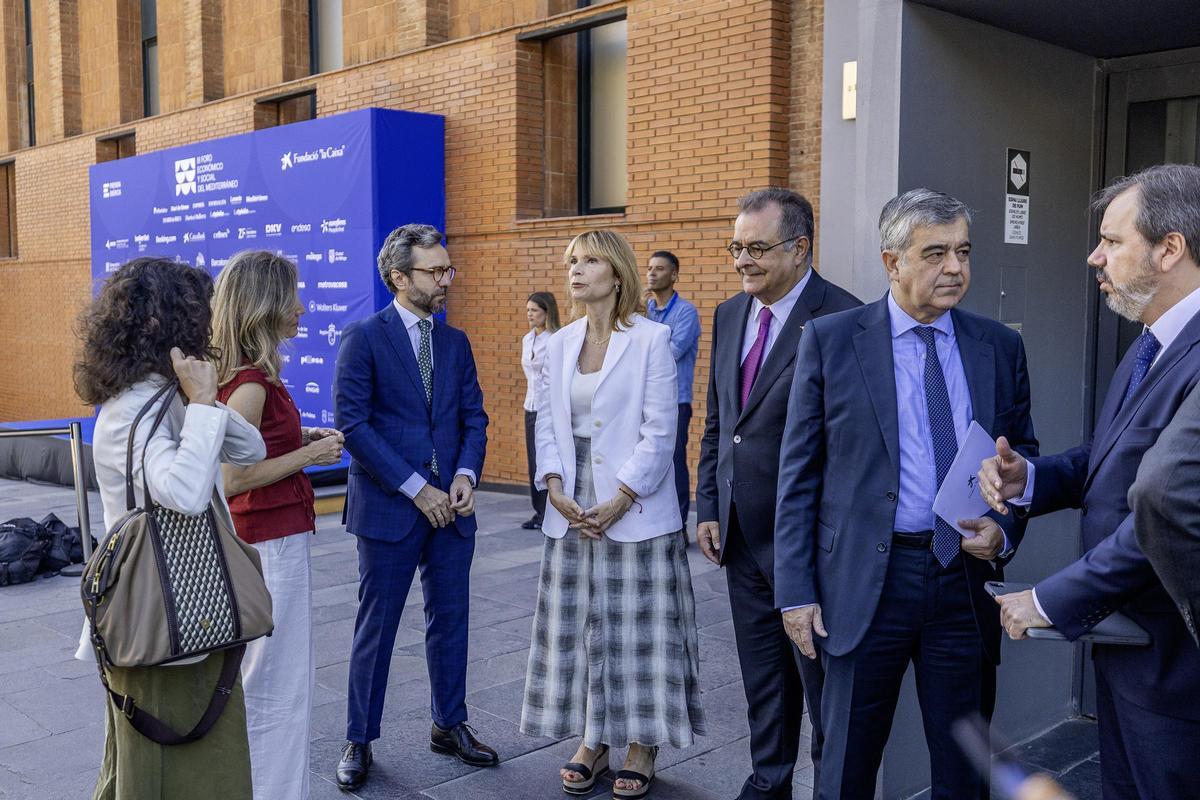 Aitor Moll, consejero delegado de Prensa Ibérica; Lluïsa Moret, presidenta de la Diputació de Barcelona, y Albert Sáez, director general de contenidos y RRII de Prensa Ibérica, entre otros asistentes al foro económico, a las puertas de CosmoCaixa.