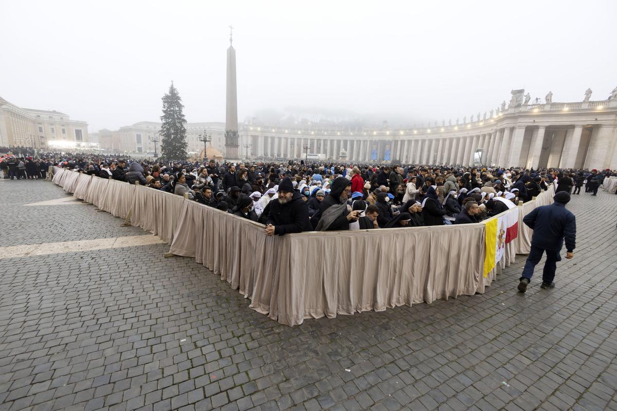 Fieles en la Plaza de San Pedro para asistir a la ceremonia fúnebre del Papa Emérito Benedicto XVI.