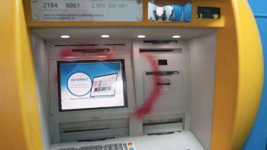 Aparecen pintadas en los cajeros de Caixabank