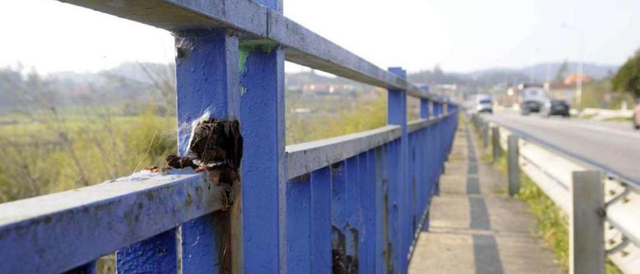 Estado en que se encuentran las protecciones del puente de la PO-531 a su paso por Baión. // Noé Parga