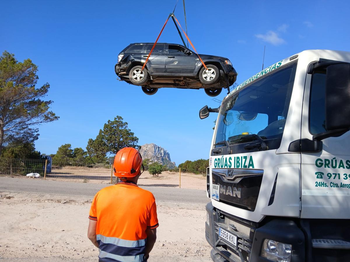 Otro momento del operativo de Grúas Ibiza.