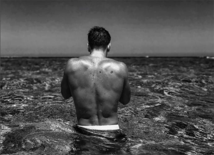 Mario Casas se baña en Formentera.