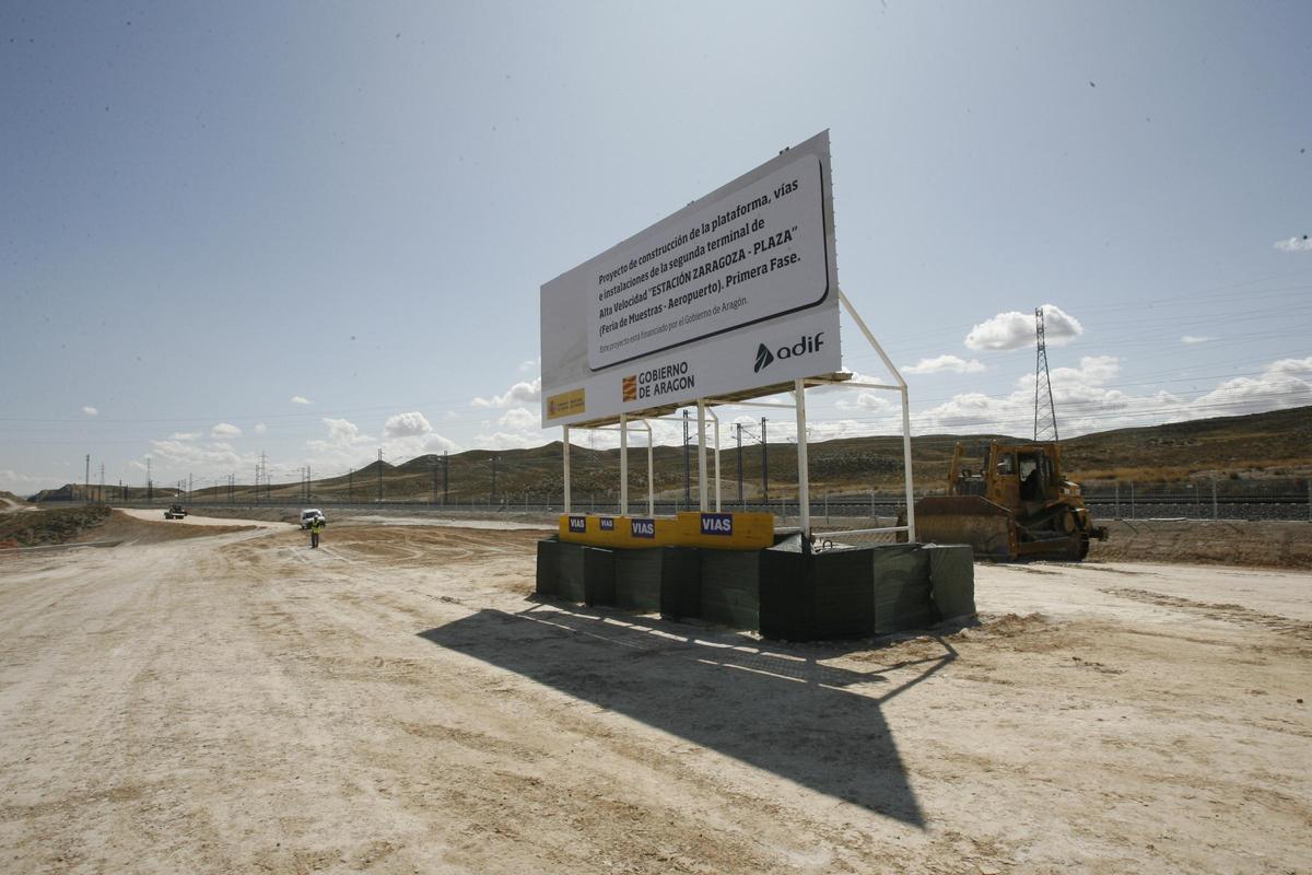 Cartel de las obras que anunciaban la segunda estación del AVE que se construiría en Plaza, en julio de 2009.