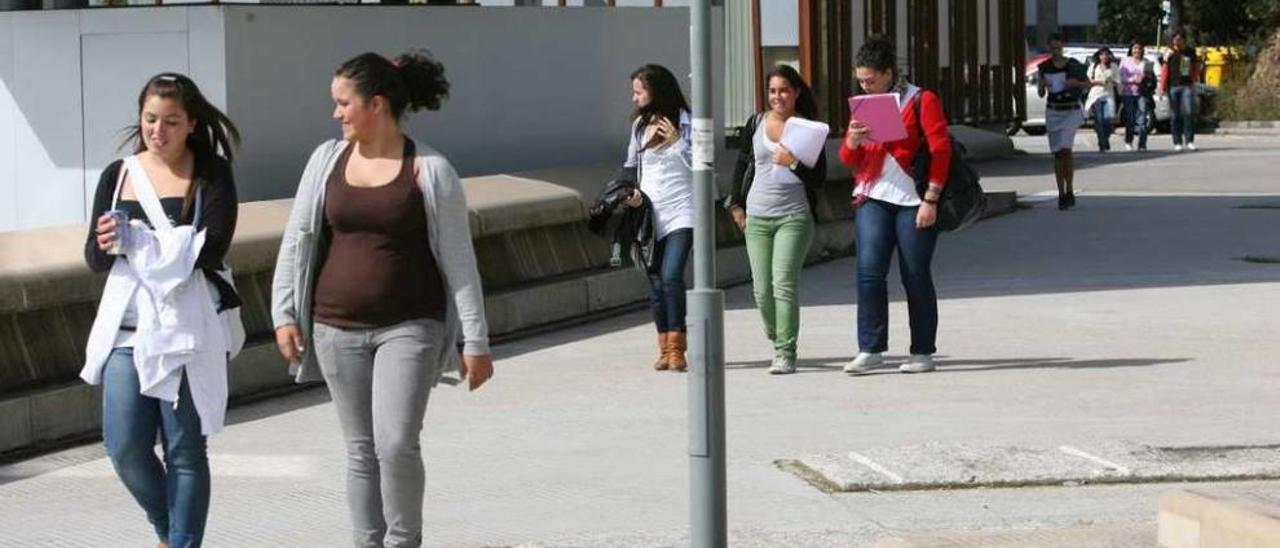 Estudiantes de la Universidad de Vigo, en la plaza Miralles del campus As Lagoas-Marcosende. // FDV