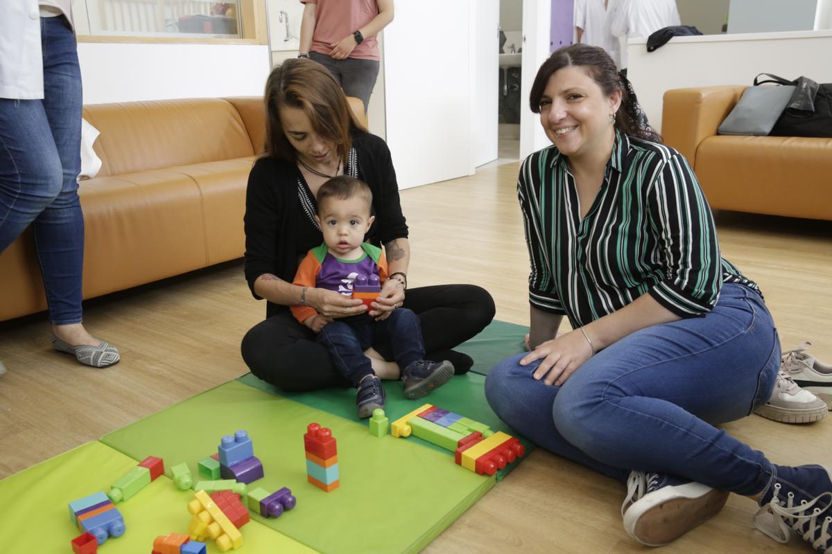Lorena, con su hijo Bastian, y Federica, pacientes de la Unidad de Salud Mental Perinatal del Hospital Clínic