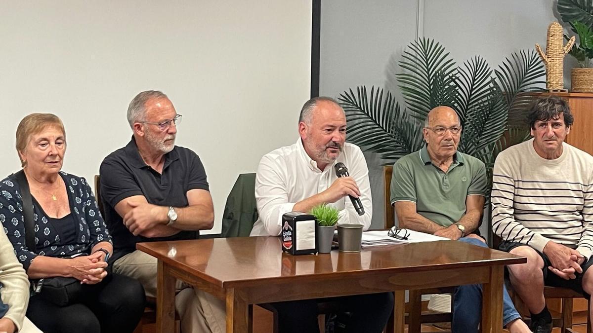 El alcalde de Culleredo, José Ramón Rioboo, en una reunión con los vecinos de Almeiras