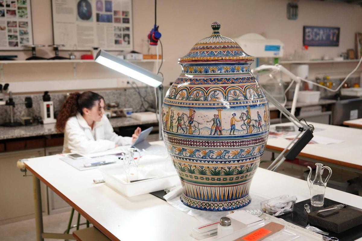 Un jarrón recién restaurado y listo para regresar al museo.