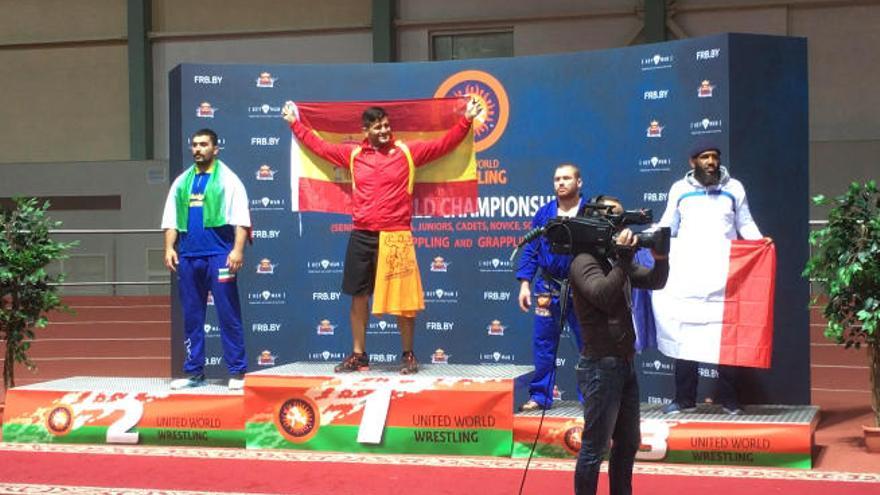 Juan Espino, en lo más alto del podio con la bandera de España.