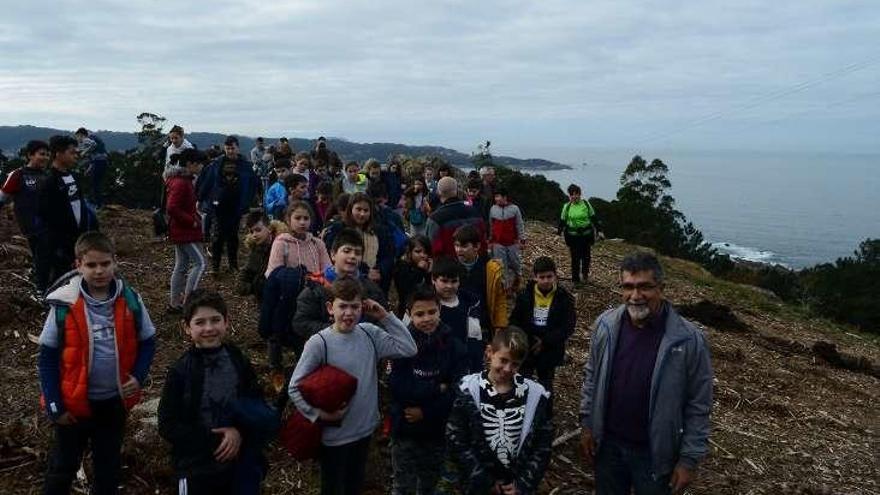 La plantación en Carafixo reunió a medio centenar de alumnos del colegio. // G.Núñez