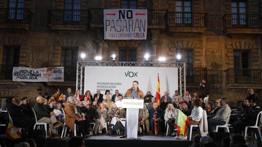 Abascal promete en Avilés "hacer todo lo necesario" para echar a Sánchez y acusa al PSOE de alentar "milicias"