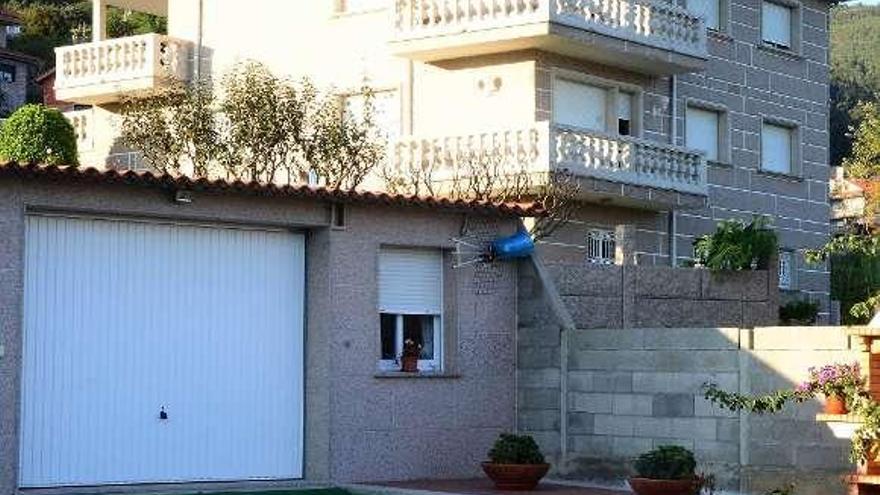 Galpón de Delio Juncal, con la radio y la casa del vecino al fondo.