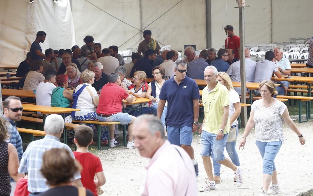 La imagen del santo recorrió por última por última vez la calles del barrio tras la misa del mediodía - El pulpo, protagonista gastronómico del día.