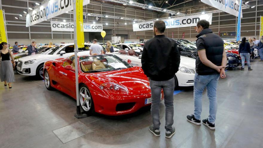 Asistentes a un salón de coches de ocasión.