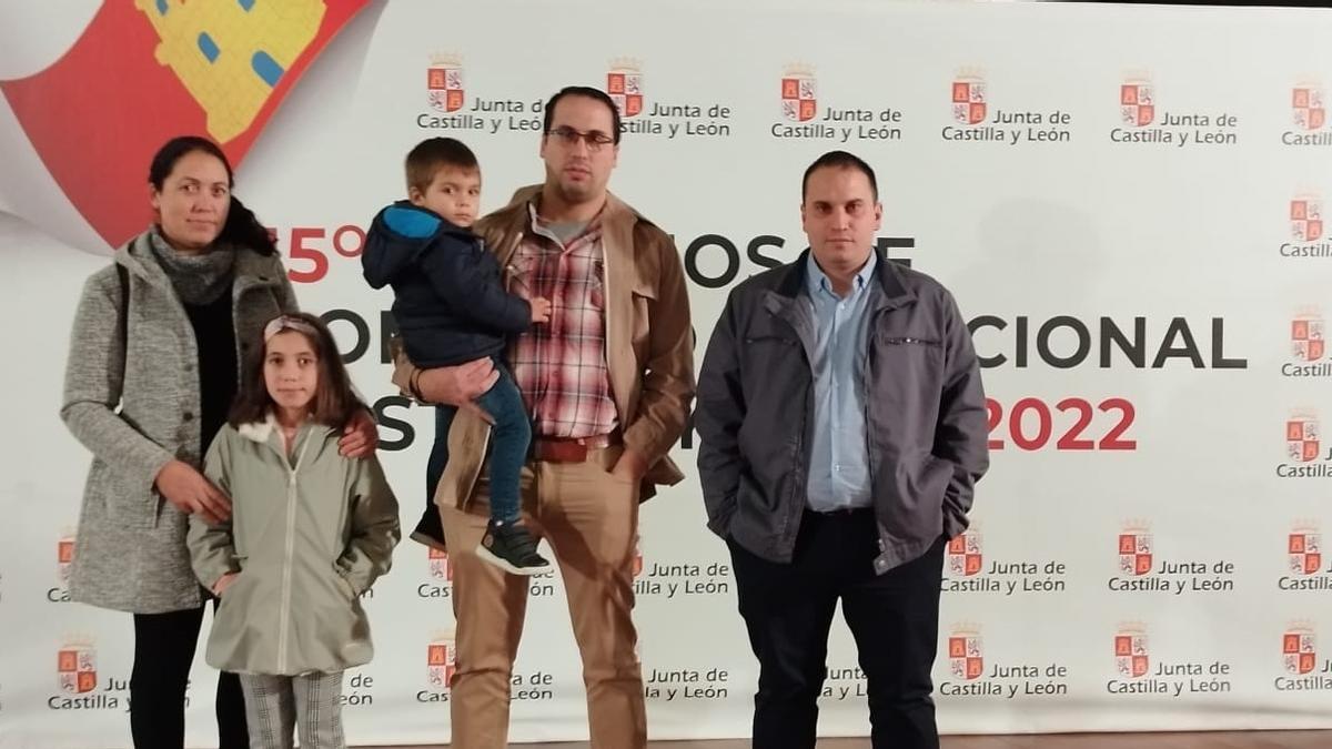 Los hermanos Ballesteros, a la derecha, con su familia