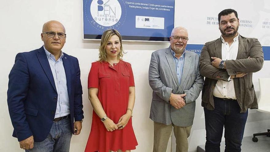 Pen Galicia concede los premios Rosalía de Castro a Almudena Grandes y Salústio