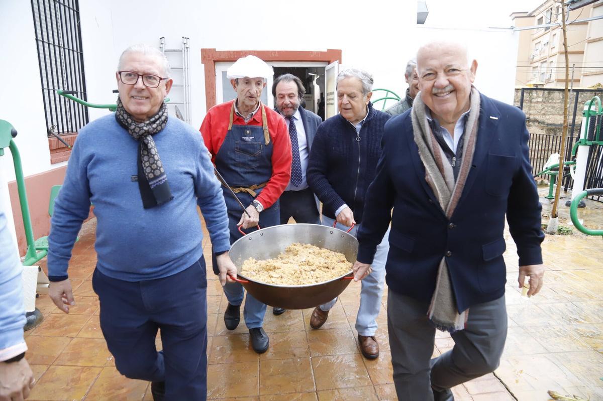 La tradicionales migas de la Cruz Blanca, en imágenes