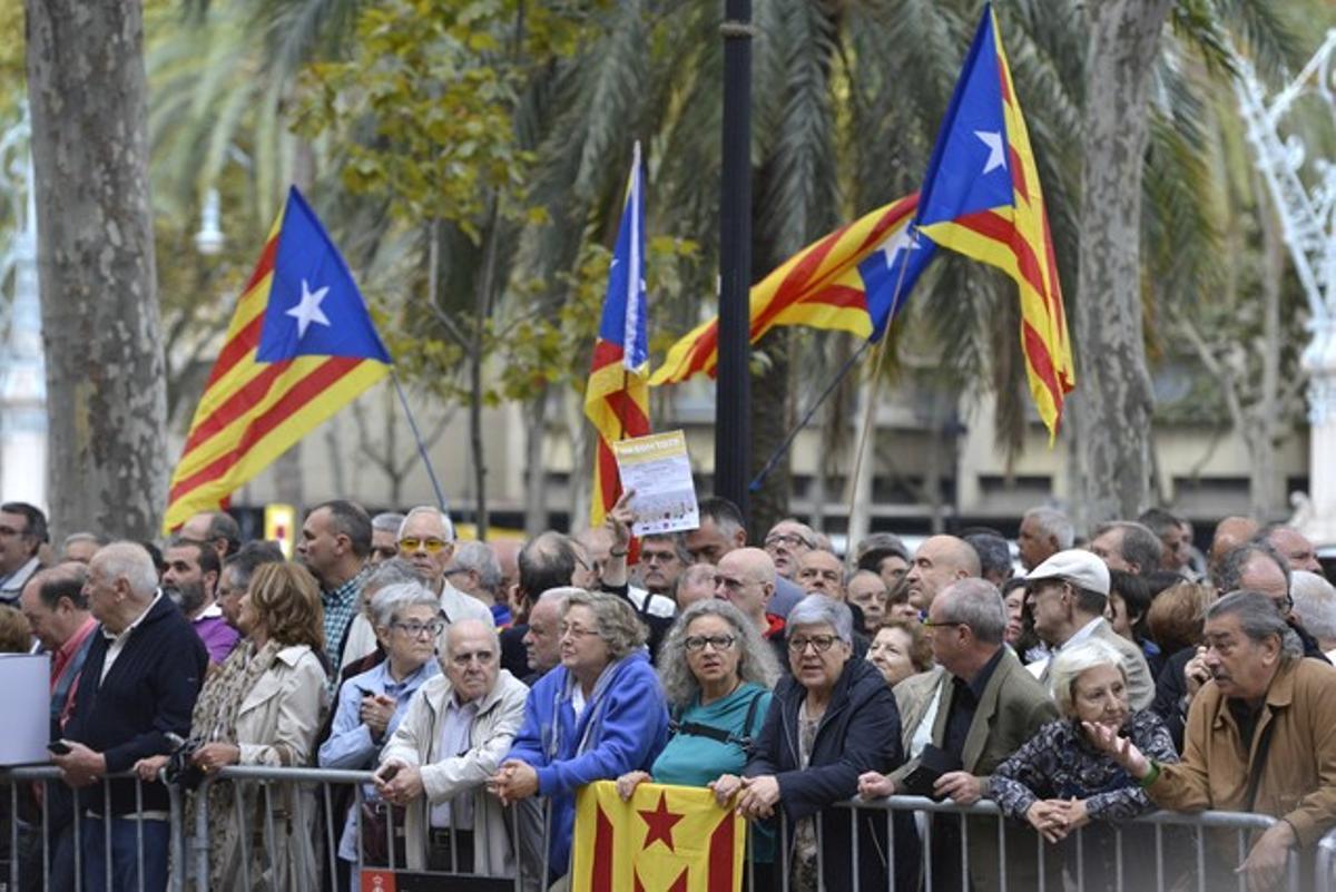 Multitud d’estelades a la concentració davant el Palau de Justícia.