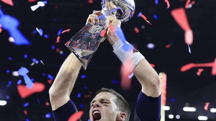 Tom Brady sostiene el trofeo Vince Lombardi.