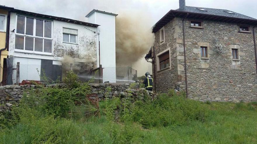 Una de las viviendas afectadas por el fuego en Lubián