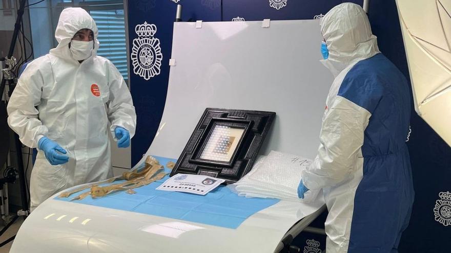 Agentes de la Policía Científica analizan la autenticidad del cuadro. | Policía Nacional/Efe