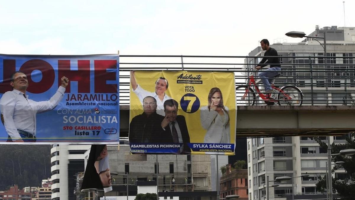 Carteles electorales en una calle de Quito (Ecuador).