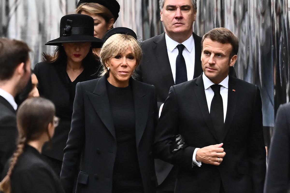 Emmanuel Macron y su esposa, Brigitte, a su llegada a la abadía de Westminster.