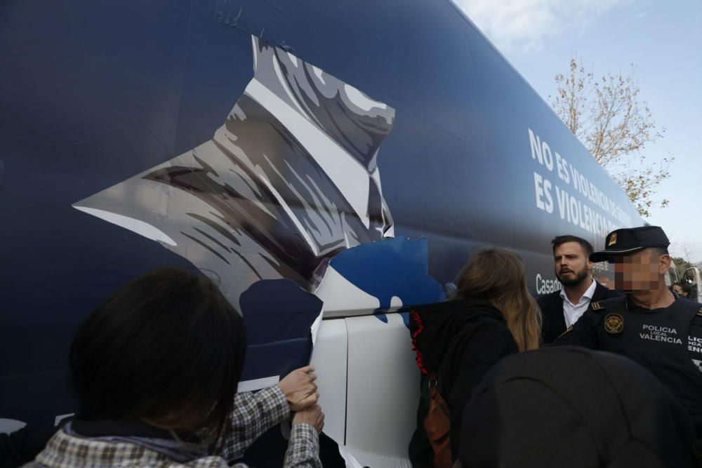 El autobús de Hazte Oír, interceptado en València