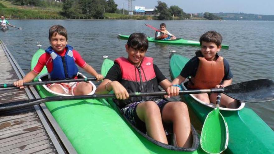 Por la izquierda, Pelayo Álvarez, Miguel Prendes y Samuel de la Calle, en sus piraguas.