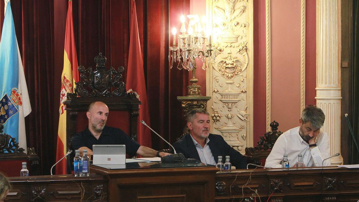 El alcalde, Gonzalo Pérez Jacome, el teniente alcalde, Anibal Pereira, y Gonzalo Alonso, interventor municipal