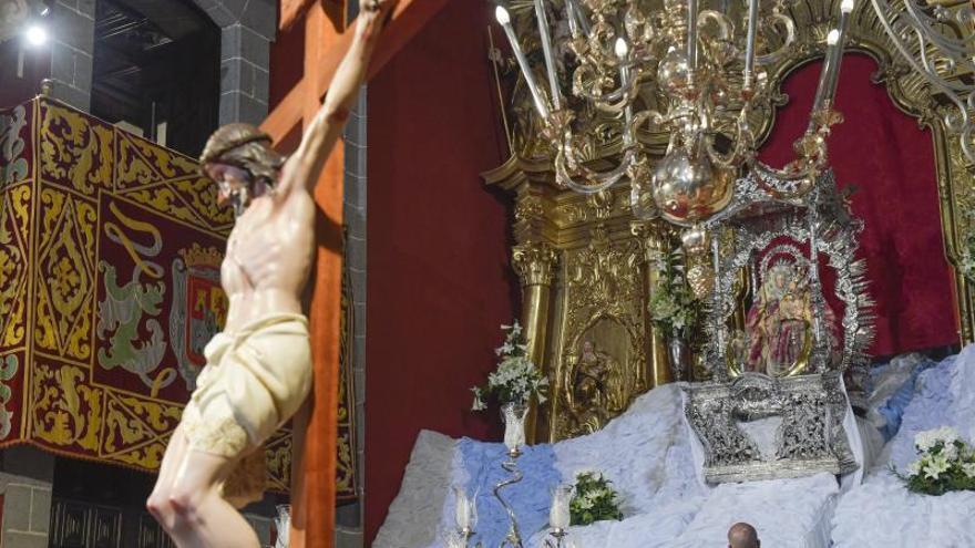 La Virgen del Pino baja del camarín