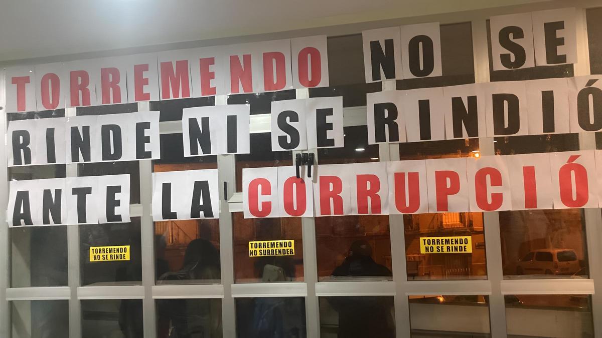 Uno de los carteles colgados en el salón de actos del edificio municipal de Torremendo