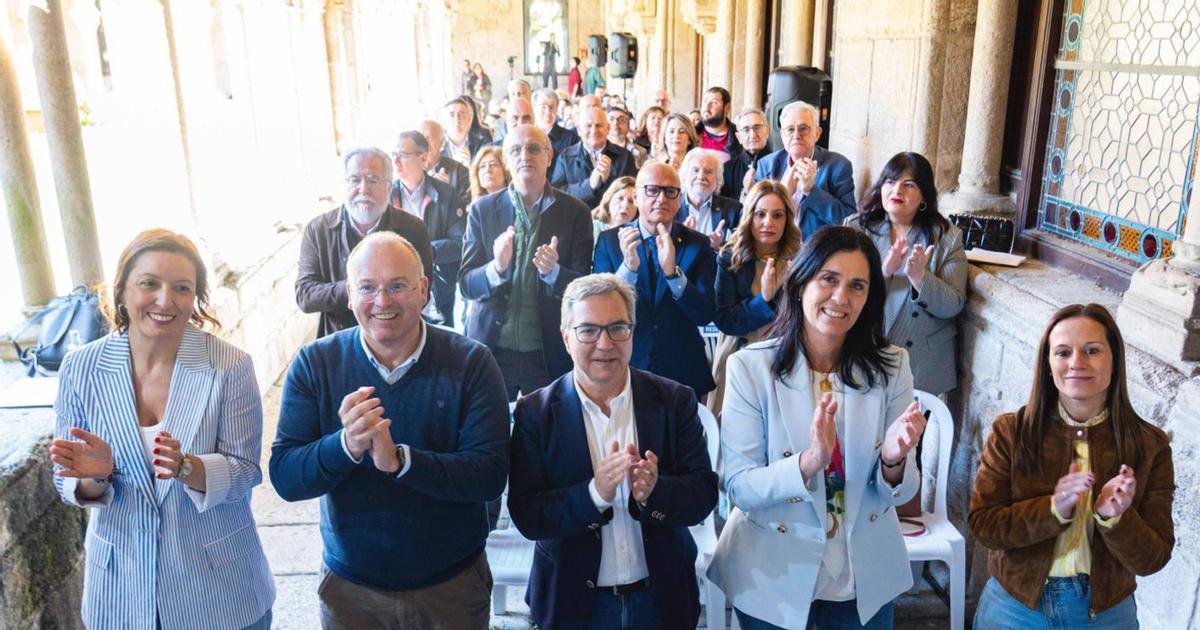 En primera fila, Ana Méndez, Miguel Tellado, Luis Menor, Paula Prado y Sandra Quintas, ayer, en el acto.  | FDV