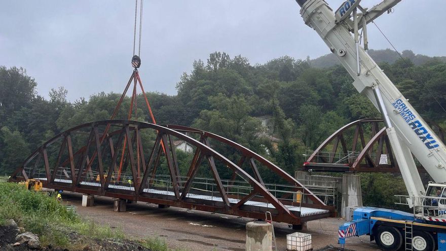 La grúa, colocando el último tramo de la estructura del puente del polígono de Olloniego-Tudela. | LNE