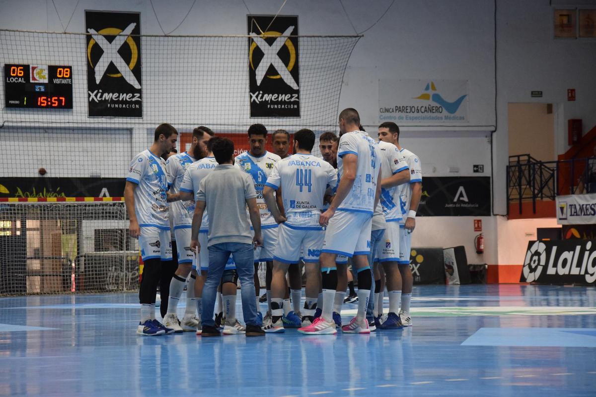 El entrenador del Cangas, Nacho Moyano, da instrucciones a sus jugadores en un tiempo muerto.